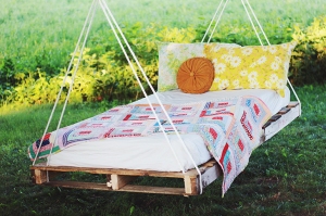 DIY-Pallet-Swing-Bed-The-Merrythought-